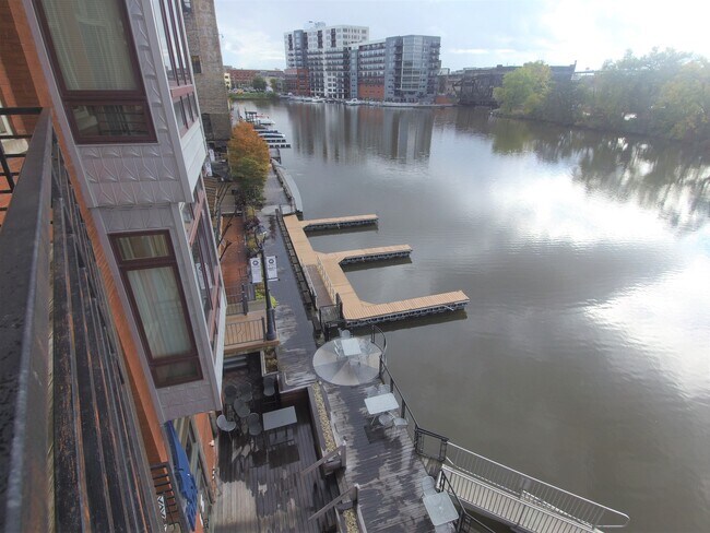 Riverview Lofts in Milwaukee, WI - Foto de edificio - Building Photo