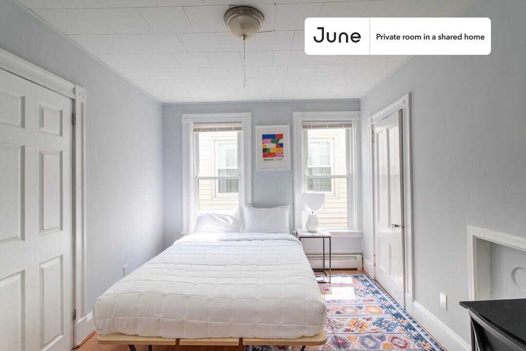 Private bedroom in 3 bed/1 bath Home in Boston, MA - Building Photo