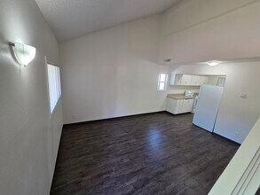 Oak Creek Townhomes in Eugene, OR - Foto de edificio - Building Photo