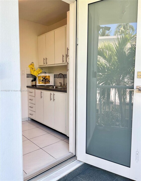 220 Meridian Ave in Miami Beach, FL - Building Photo