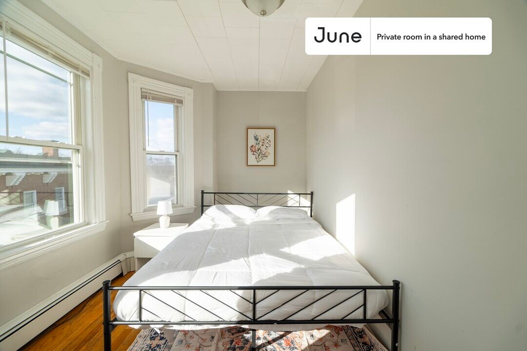Private bedroom in 4 bed/1 bath Home in Boston, MA - Building Photo