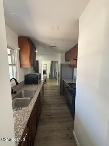 19544 Hart St in Los Angeles, CA - Building Photo - Building Photo