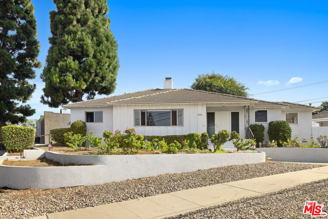 8136 Loyola Blvd in Los Angeles, CA - Building Photo