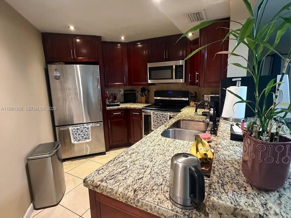 9715 Fontainebleau Blvd in Miami, FL - Building Photo