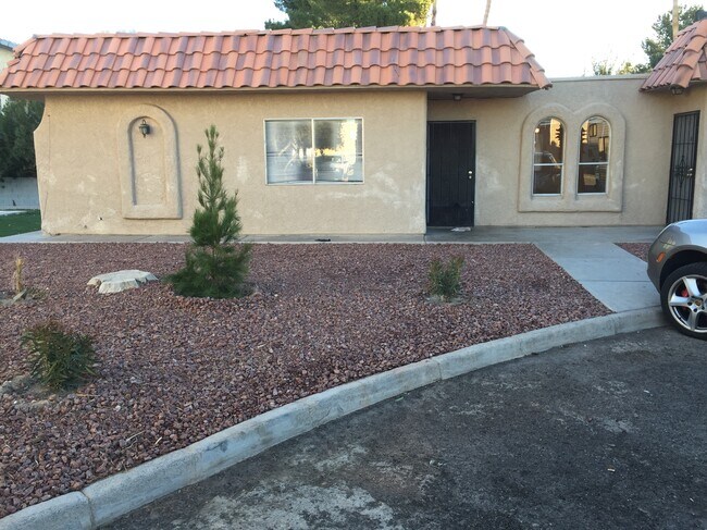 1372 Pattee Cir, Unit B in Las Vegas, NV - Building Photo - Building Photo