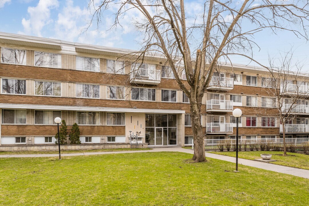 5332 Dudemaine Rue in Montréal, QC - Building Photo