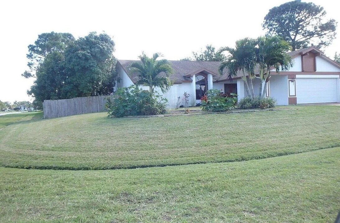 566 SE Damask Ave in Port St. Lucie, FL - Foto de edificio