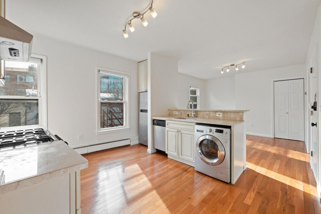 330 2nd St in Jersey City, NJ - Building Photo