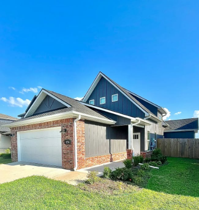 1734 W Broadway Pl in Rogers, AR - Building Photo - Building Photo