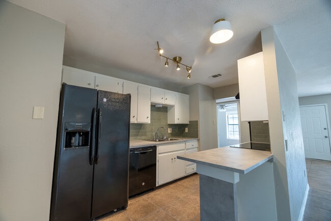 1424 W Torrey St in Granbury, TX - Building Photo - Building Photo