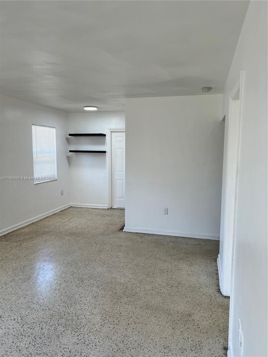 1946 NE 167th St in North Miami Beach, FL - Building Photo