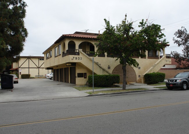 7931-7941 Holt Ave in Huntington Beach, CA - Building Photo - Building Photo