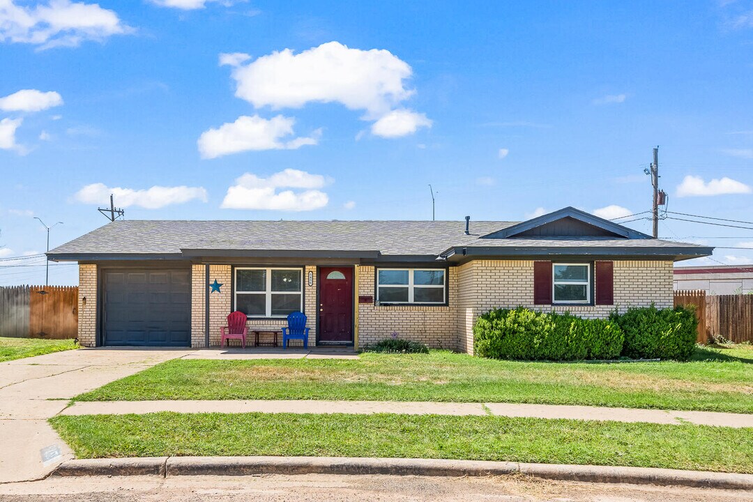 5456 6th Pl in Lubbock, TX - Foto de edificio