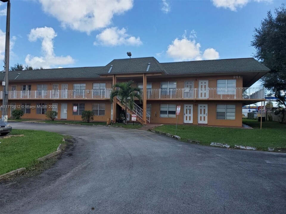 251 NW 177th St in Miami Gardens, FL - Building Photo