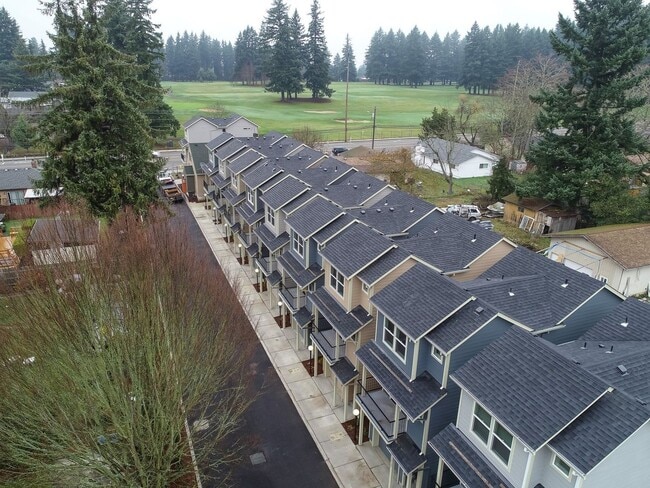 13198 NE Glisan St in Portland, OR - Building Photo - Building Photo