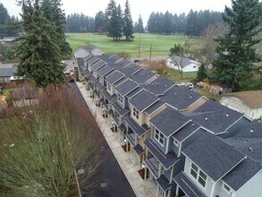 13186 NE Glisan St in Portland, OR - Building Photo - Building Photo