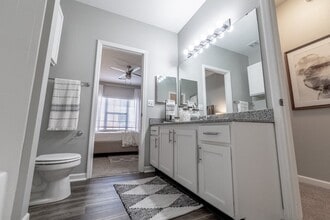 The Village on Spring Mill in Carmel, IN - Foto de edificio - Building Photo