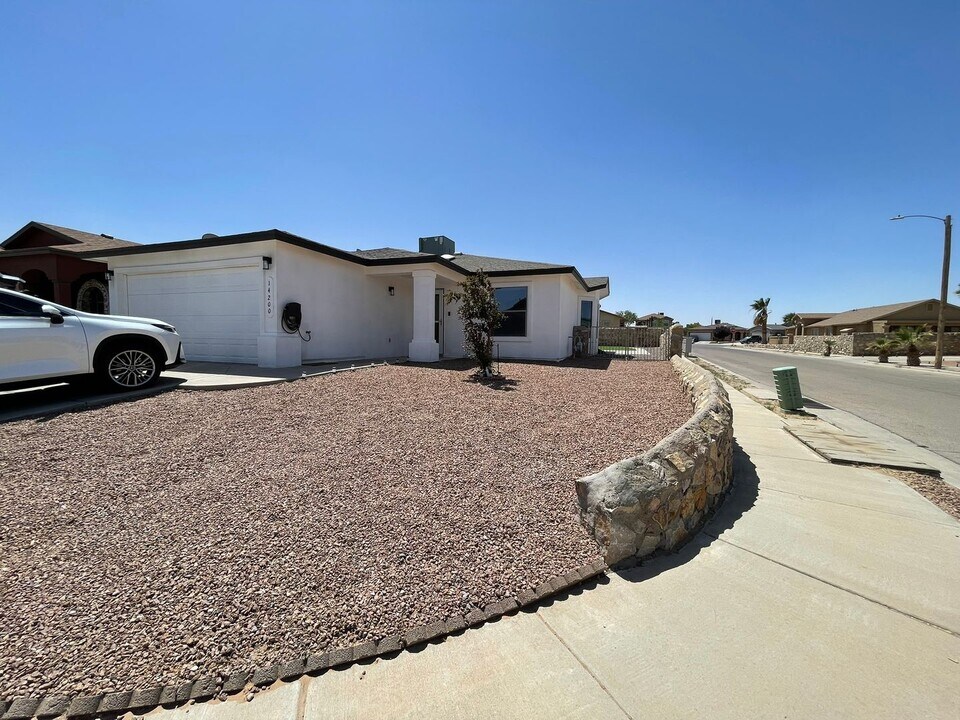 14200 Poets Rock Ln in El Paso, TX - Building Photo