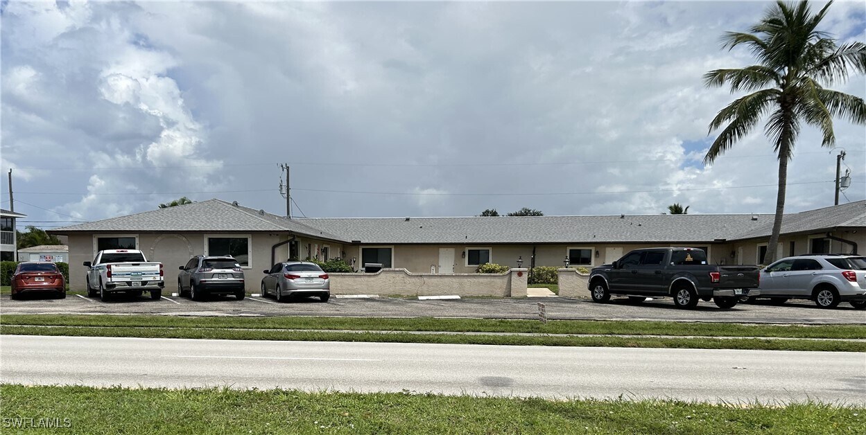 3715 Country Club Blvd in Cape Coral, FL - Building Photo