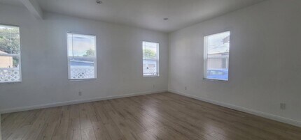 142 E 65th St in Los Angeles, CA - Building Photo - Building Photo