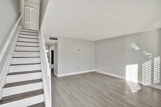 10102 SW 77th Ct in Miami, FL - Foto de edificio - Building Photo