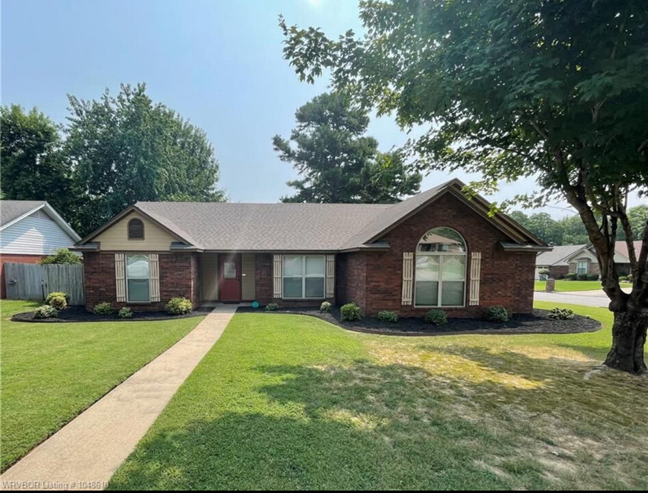 2500 Pine Ln in Barling, AR - Foto de edificio