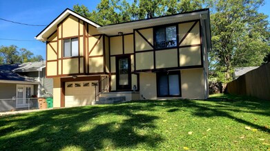 6407 Carpenter Ave in Windsor Heights, IA - Foto de edificio - Building Photo