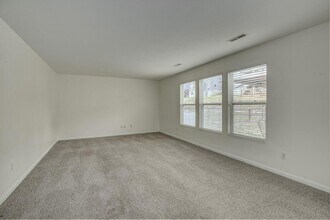 10150 Meadow Glen Dr in Independence, KY - Foto de edificio - Building Photo