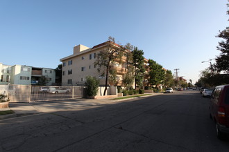 Villa Royale Apartments in Canoga Park, CA - Building Photo - Building Photo