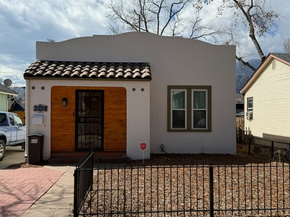 2219 W Pikes Peak Ave in Colorado Springs, CO - Building Photo