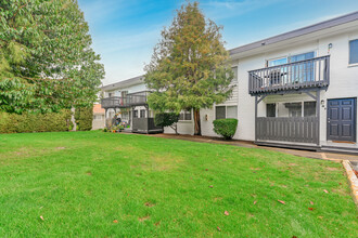 Manhattan Apartment Homes in Normandy Park, WA - Building Photo - Building Photo