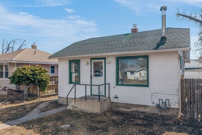 property at 605 E 8th St