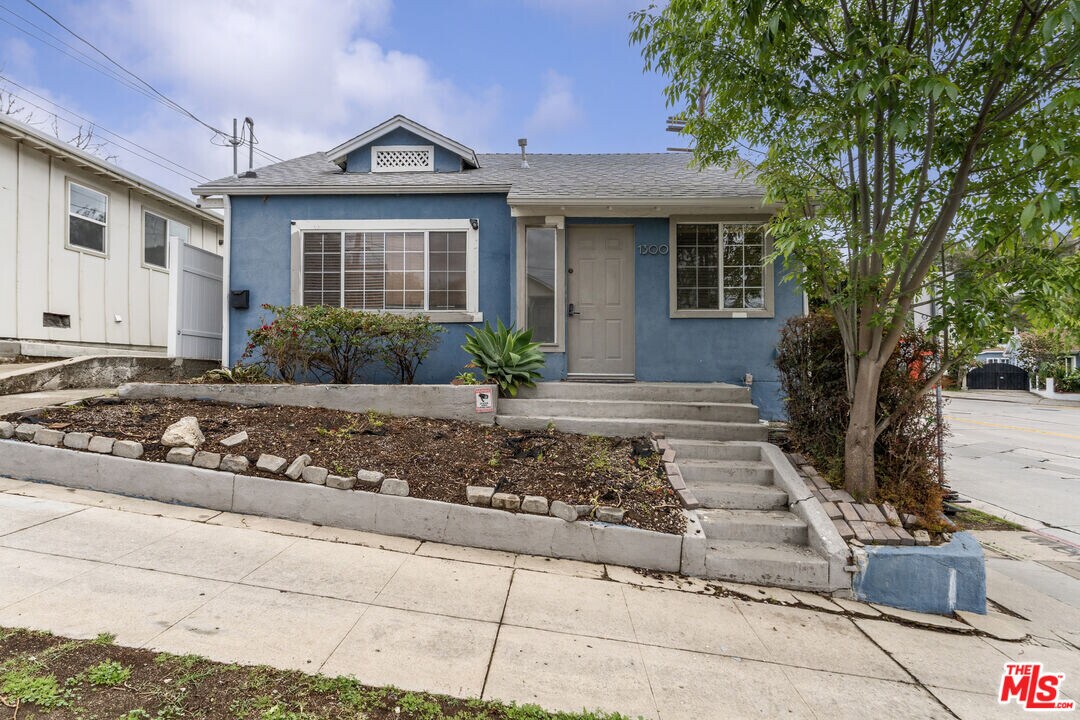 1300 Sanborn Ave in Los Angeles, CA - Building Photo