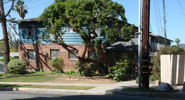 1375 N Marengo Ave in Pasadena, CA - Foto de edificio - Building Photo