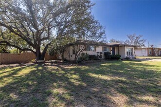 611 Crestview Dr in Granbury, TX - Building Photo - Building Photo