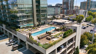 1212 Laurel St, Unit 1312 in Nashville, TN - Foto de edificio - Building Photo