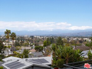 3971-3971 Fredonia Dr in Los Angeles, CA - Building Photo - Building Photo