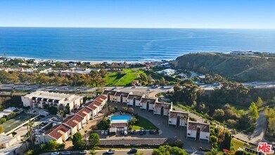 23926 De Ville Way in Malibu, CA - Building Photo - Building Photo