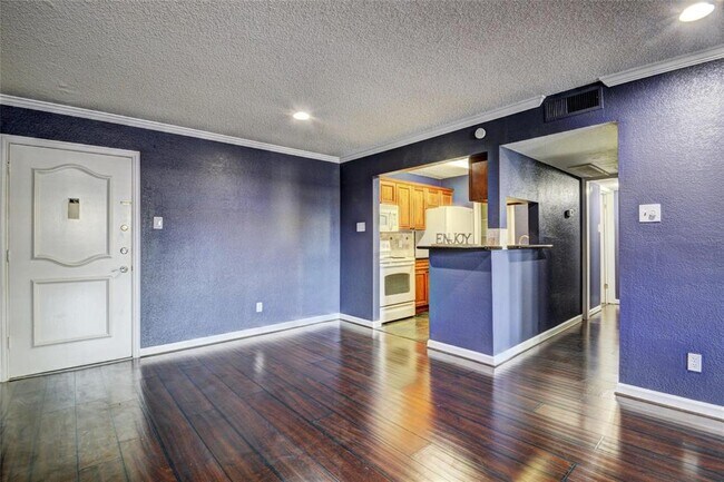 7575 Katy Fwy-Unit -26 in Houston, TX - Foto de edificio - Building Photo
