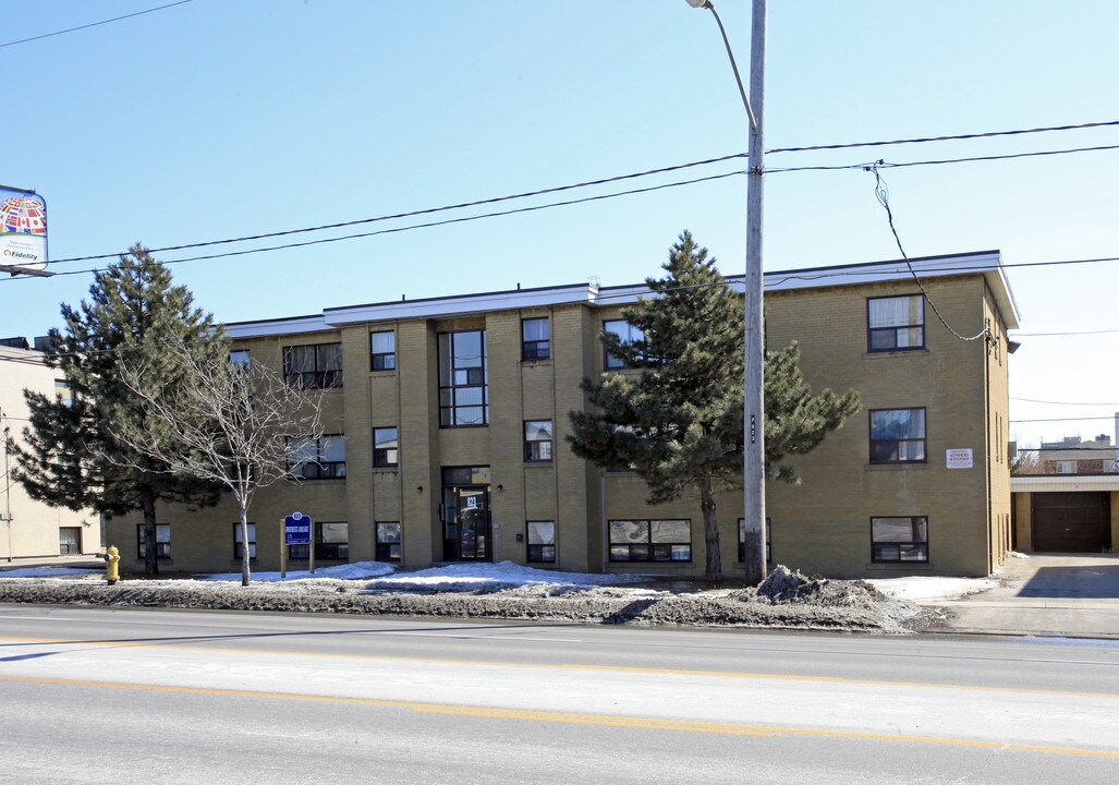 Winston Park Apartments in Toronto, ON - Building Photo