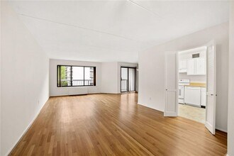 200 High Point Dr in Hartsdale, NY - Foto de edificio - Building Photo