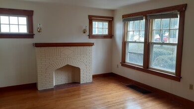 23 Union St, Unit Right in Gowanda, NY - Building Photo - Building Photo