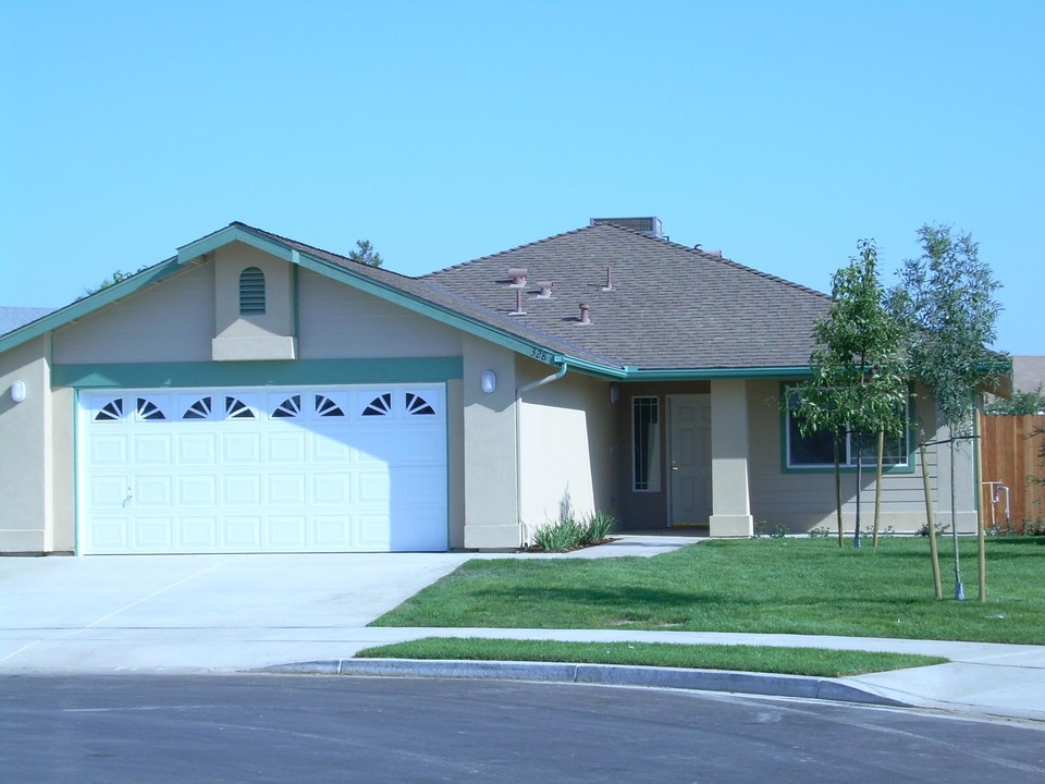 Maganda Park in Delano, CA - Building Photo