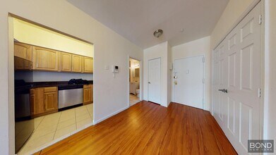 342 W 47th St in New York, NY - Building Photo - Building Photo