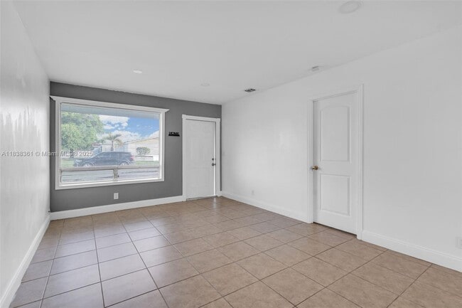 3171 NW 16th St in Lauderhill, FL - Foto de edificio - Building Photo