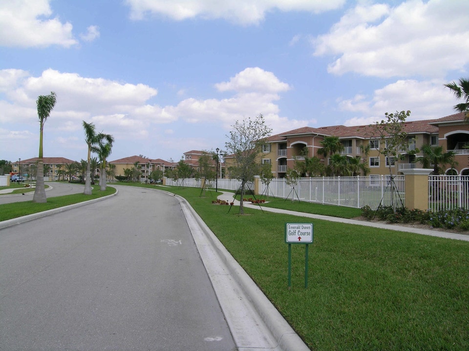 The Villas at Emerald Dunes in West Palm Beach, FL - Foto de edificio