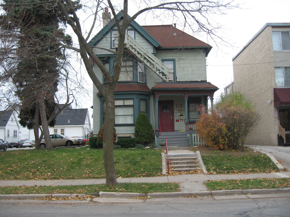 1809 N Cambridge Ave in Milwaukee, WI - Foto de edificio