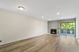 430 Lake St, Unit 202 in Huntington Beach, CA - Foto de edificio - Building Photo