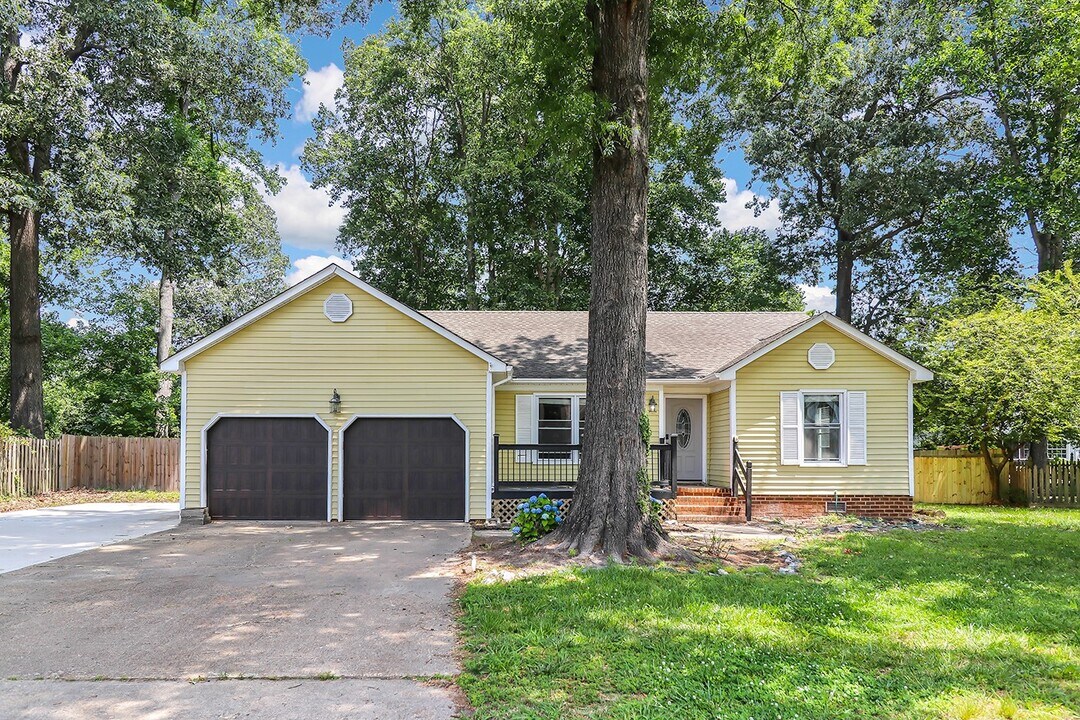 2129 Agecroft Rd in Virginia Beach, VA - Building Photo