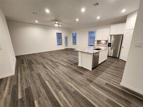 1606 Happy Vly St in Montgomery, TX - Foto de edificio - Building Photo